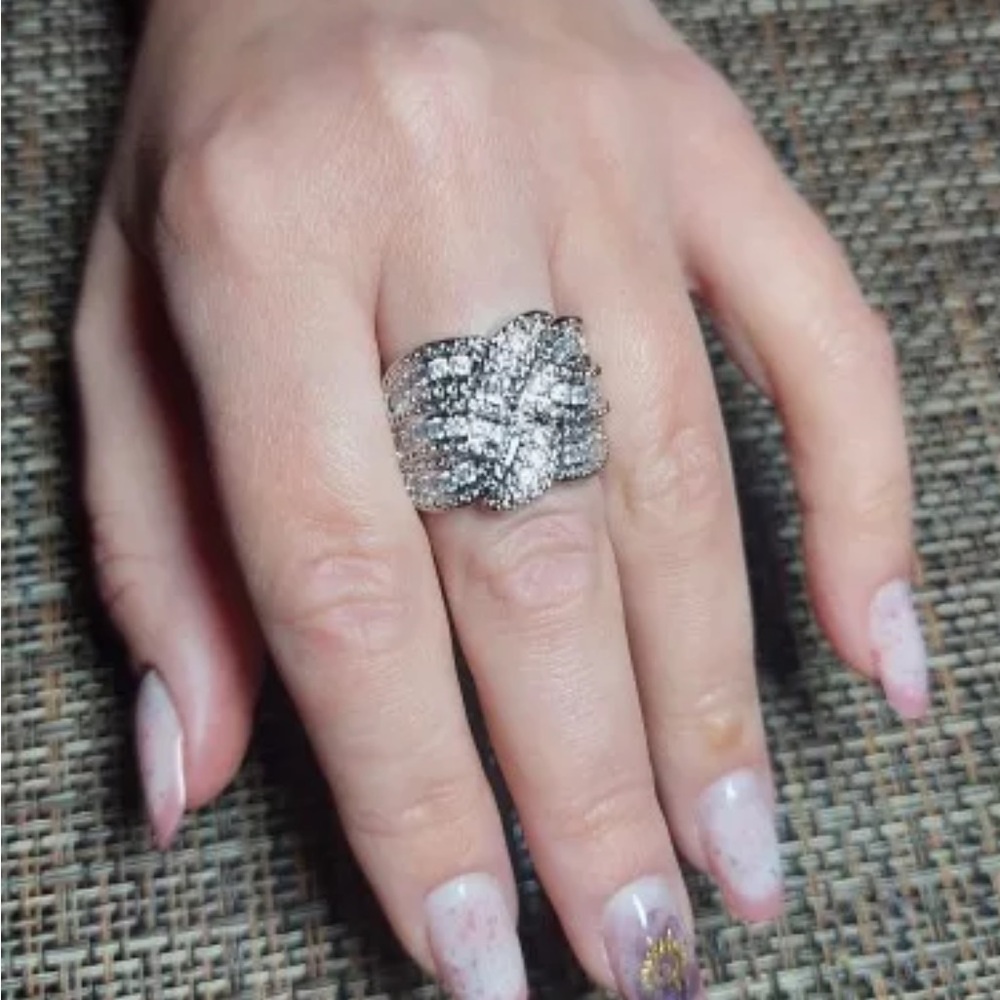 GORGEOUS, Sparkly Statement RING - Size 9 - Picture 4 of 7